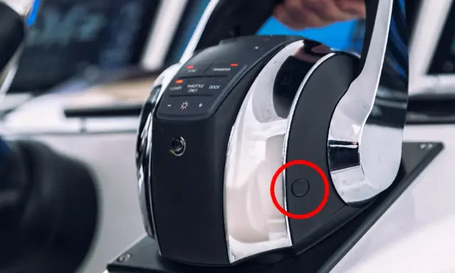 Détail du fonctionnement manette gaz bateau : un bouton noir est entouré de rouge sur le côté de la commande.