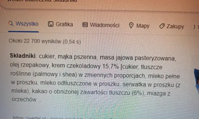 Szukasz informacji, ile kcal ma babeczka Wedel? Na ekranie widać składniki tej słodkości: cukier, mąka, krem czekoladowy.