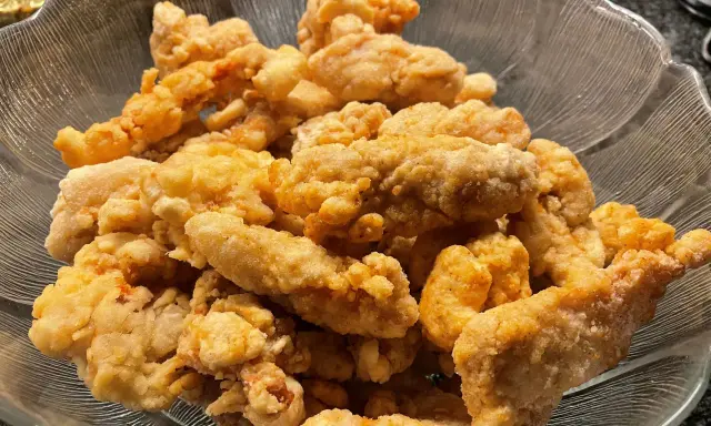 En skål med krispigt, gyllene korean fried chicken. Perfekt för en festlig kväll!
