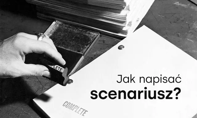 Ręka z sygnetem stempluje dokument "COMPLETE". Obok stos papierów i pytanie "Jak napisać scenariusz?". Może to początek erotycznego opowiadania o pisaniu scenariusza?