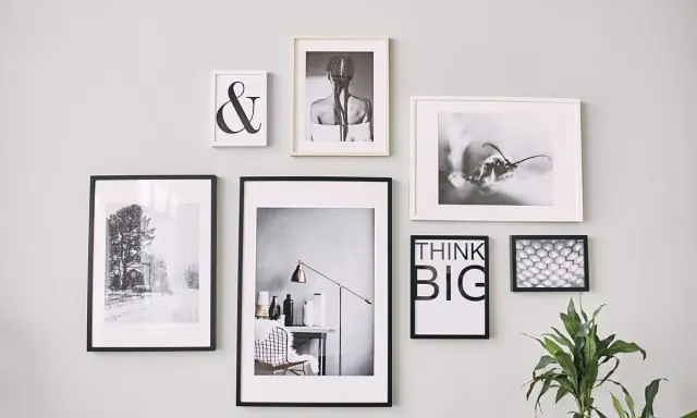 Galeria ścienna z inspirującymi grafikami, jak powiesić 3 obrazy na ścianie, tworząc stylową kompozycję.