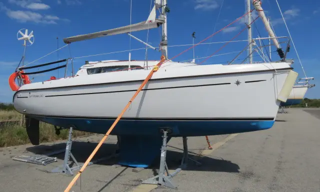 Voilier Sun Odyssey 24.1 blanc sur bers, prêt pour l'aventure.