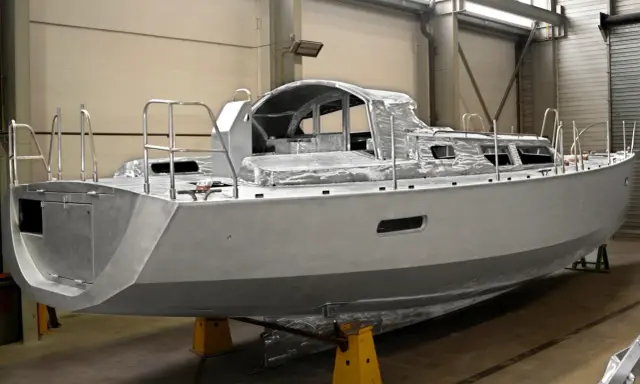 Bateau en aluminium en construction, prêt à affronter l'eau de mer.