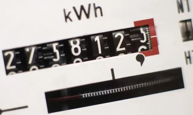 Stromzähler zeigt 27581,2 kWh an. Dies könnte den Stromverbrauch pro Kopf in einem Haushalt widerspiegeln.