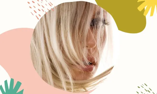 Blond włosy, które wyglądają na suche po farbowaniu, opadają na twarz kobiety. Tło ozdobione jest abstrakcyjnymi kształtami.