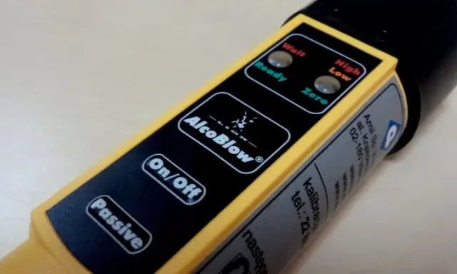 Alkomat AlcoBlow - gdzie można sprawdzić trzeźwość. Wskaźniki "Wait", "Ready", "High", "Low", "Zero" i przyciski "On/Off", "Passive".