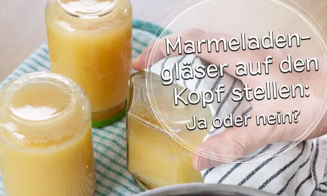 Drei frisch abgefüllte Marmeladengläser stehen auf dem Kopf. Die Frage: wie lange Marmelade auf den Kopf stellen?