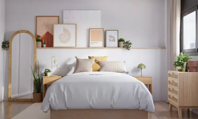 Dormitorio con cama blanca, mesitas de noche de madera y un espejo arqueado. Arte de pared con temática natural y plantas. Feng shui espejos encima del cabecero de la cama para armonía.