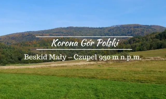 Zielone łąki i zalesione wzgórza Beskidu Małego. Szlaki prowadzą na szczyt Czupel (930 m n.p.m.), część Korony Gór Polski.