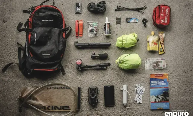 Plecak Kross, multitool, dętka, pompka, apteczka, jedzenie, pieniądze i mapa – oto, co zabrać w góry na rowerową wyprawę.