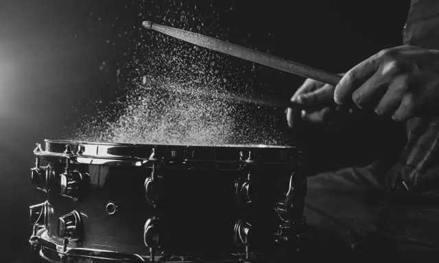 Legalne podkłady muzyczne: Darmowe, płatne i AI co musisz wiedzieć?