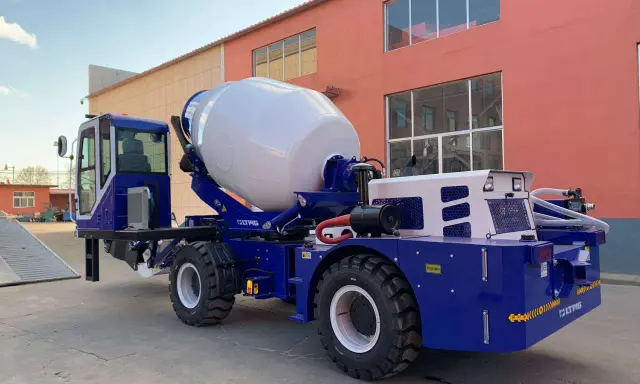 Camión hormigonera azul y blanco, un ejemplo de los diversos tipos de hormigoneras, listo para la obra.