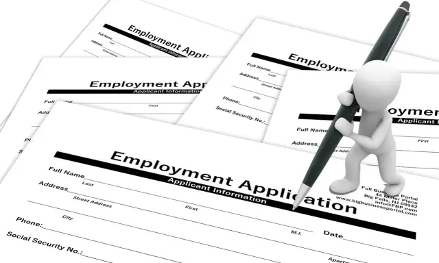 Biała figurka z długopisem wypełnia formularz "Employment Application" (ogłoszenie o pracę po ang.).