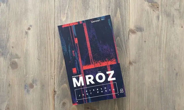 Okładka książki Remigiusza Mroza "Piekło jest puste". Idealna pozycja, by zacząć czytać jego kryminały w odpowiedniej kolejności.