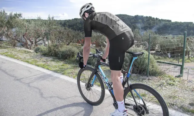 Kolarz na rowerze szosowym. Czy przy rwie kulszowej można jeździć na rowerze? Zależy od intensywności bólu i indywidualnych możliwości.