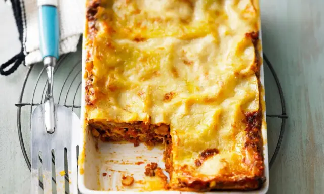 Ein frisch gebackenes Lasagne-Rezept, einfach und köstlich, mit goldbraun überbackener Käseschicht und herzhafter Füllung.
