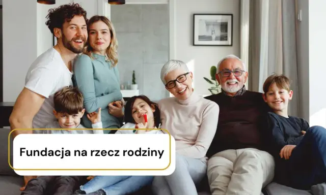 Szczęśliwa rodzina, od dziadków po wnuki, siedzą razem. Dowiedz się, fundacja rodzinna co to, jak wspierać bliskich.