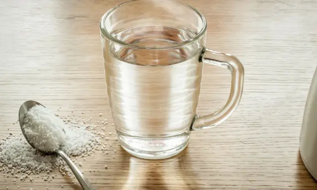 Łyżka soli i szklanka wody. Woda z solą na co? Może na przeziębienie, a może do płukania gardła.