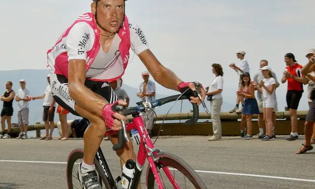 Jan Ullrich auf Mallorca, im T-Mobile-Trikot, kämpft sich bergauf. Zuschauer feuern ihn an.