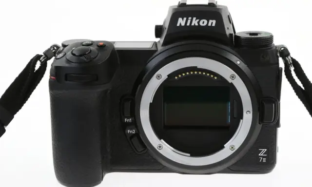 Czarny aparat Nikon Z7 III z obiektywem bez obiektywu, gotowy do uchwycenia Twoich najlepszych ujęć.