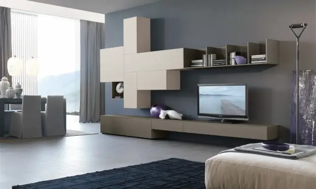 Soggiorno moderno con pareti grigie abbinamenti eleganti: mobile sospeso, TV, libreria e tappeto scuro.