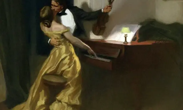 Un uomo in smoking bacia una donna in abito dorato, con un violino in mano, accanto a un pianoforte. L'atmosfera evoca la passione della sonata a Kreutzer.