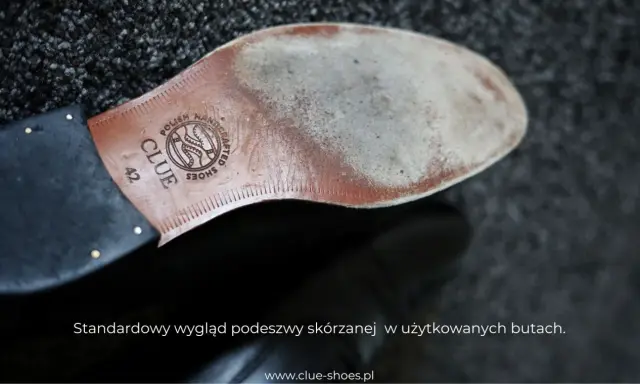 Widok od spodu buta z wytłoczonym logo "CLUE SHOES" i napisem "POLISH HANDCRAFTED". Twarda podeszwa skórzana nosi ślady użytkowania.