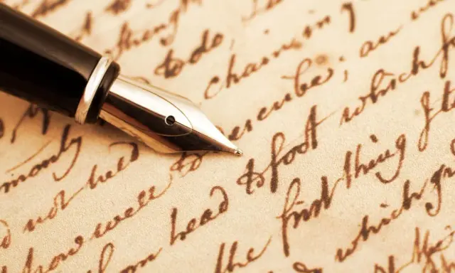 Pennino d'oro su pergamena antica, evocando il significato epistolare di un tempo.