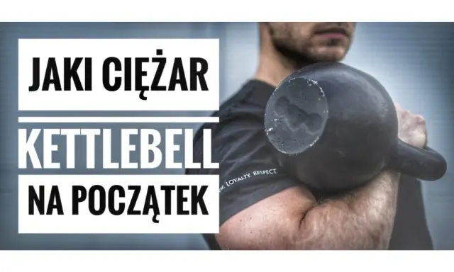 Jaki kettlebell na początek? Mężczyzna trzyma czarny kettlebell, gotowy do treningu.