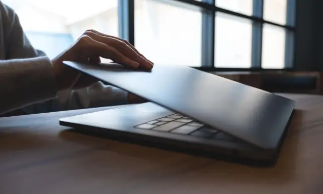 Dłoń zamyka cienki ultrabook. To idealne urządzenie do pracy i nauki, co to jest ultrabook?