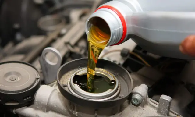 Wlewanie oleju do silnika Toyoty Yaris 1.0. Sprawdzanie, ile oleju do silnika jest potrzebne, to klucz do jego długowieczności.