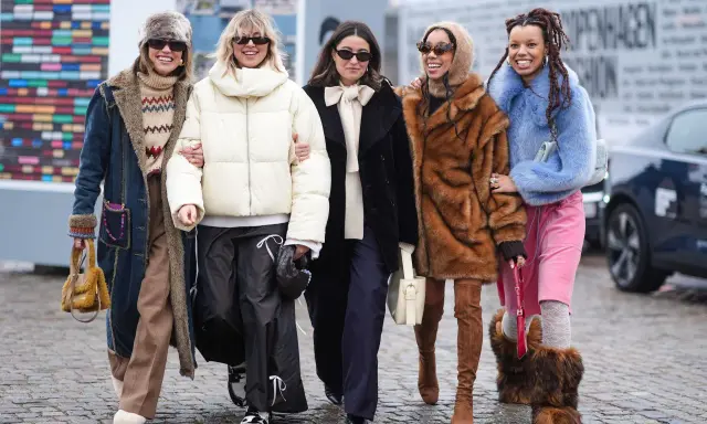 Quattro donne mostrano stili diversi per come vestirsi in inverno donna: cappotti in pelliccia, piumini, tessuti caldi e accessori audaci.