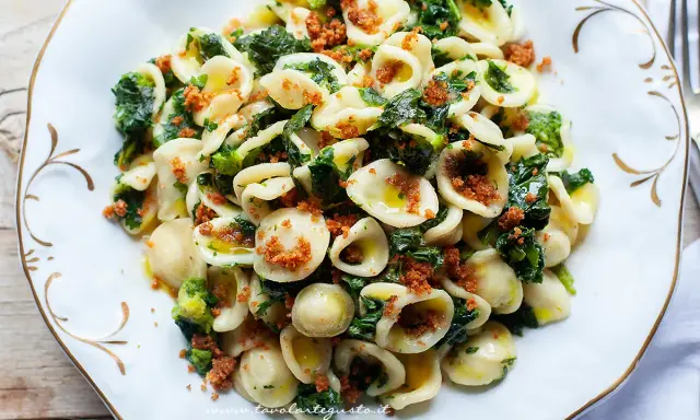 Orecchiette cime di rapa, un piatto tradizionale pugliese, condito con verdure verdi e pangrattato tostato.