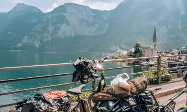 Biciclette cariche di bagagli, pronte per esplorare i laghi Austria, mappa mentale di un'avventura tra montagne e villaggi pittoreschi.