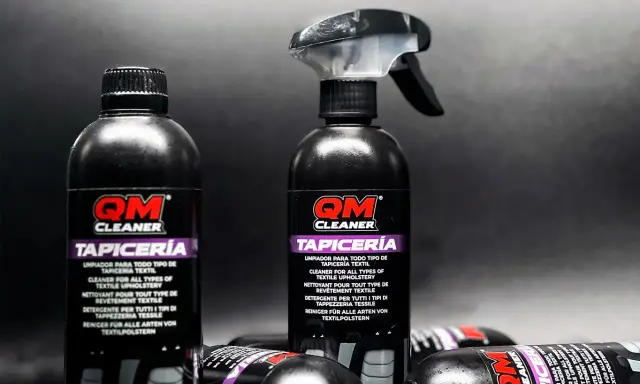 Botellas de limpiador QM para limpiar tapicería coche. Ideal para dejar tu interior como nuevo.