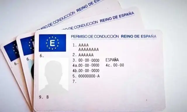 Permisos de conducción españoles, algunos con el distintivo de la UE. Útiles para viajar por dgt países con convenio.