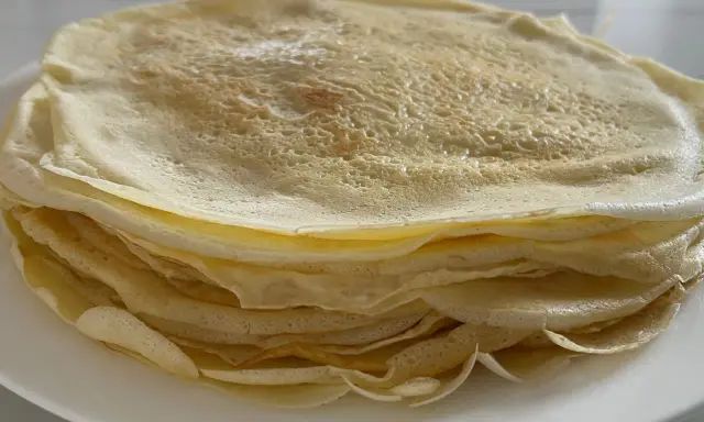 Ein Stapel goldbrauner Crêpes, perfekt für ein einfaches Crêpes Rezept.