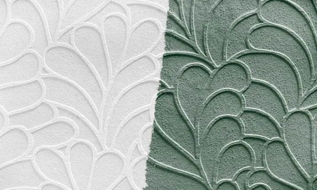 Papier peint en relief, moitié blanc, moitié vert, avec un motif de feuilles stylisées. Idéal pour peindre sur papier peint relief.