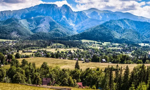 Widok na Poronin z górami w tle.