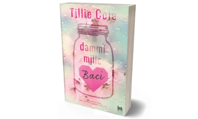 Copertina del libro "Dammi mille baci" di Tillie Cole, con un barattolo pieno di cuori rosa e gocce di pioggia.