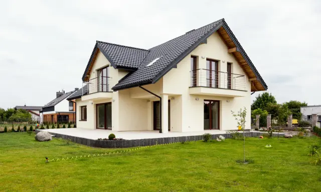 Jak rolnik zbuduje dom na działce rolnej? Poradnik bez odrolnienia