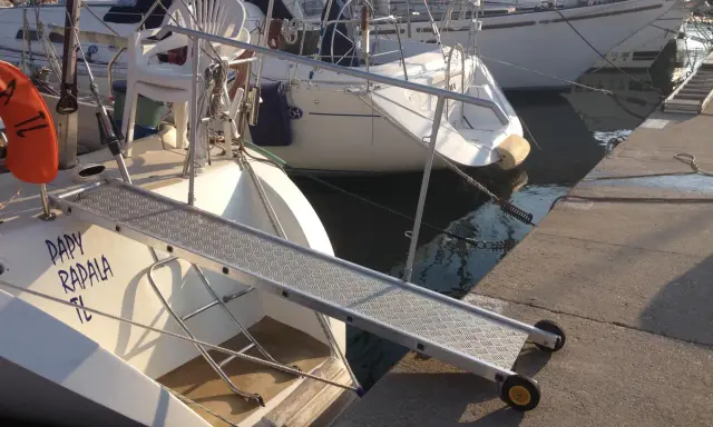 Une passerelle pour bateau, nommée "Papy Rapala", est installée pour faciliter l'accès.