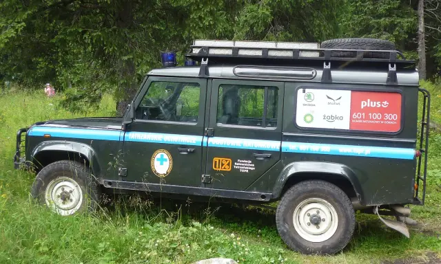 Samochód Tatrzańskiego Górskiego Ochotniczego Pogotowia Ratunkowego (TOPR) w górskim terenie.