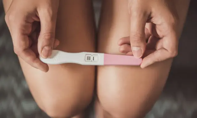 Dwie kreski na teście ciążowym. Czy można zajść w ciążę zaraz po okresie? To pytanie nurtuje wiele kobiet.