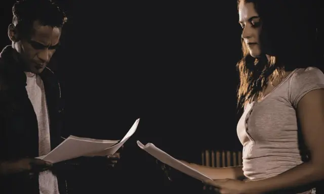Mężczyzna i kobieta czytają scenariusz. Czy to próba do filmu, czy może pornokasting?