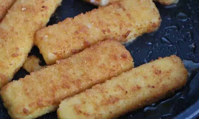 Gyldene fiskpinnar i ugn, redo att serveras. Krispiga och varma, en klassiker som alltid går hem.