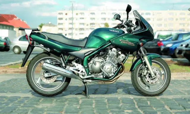 Zielony motocykl Yamaha XJ 600 Diversion na bruku. Dane techniczne tego modelu są imponujące.