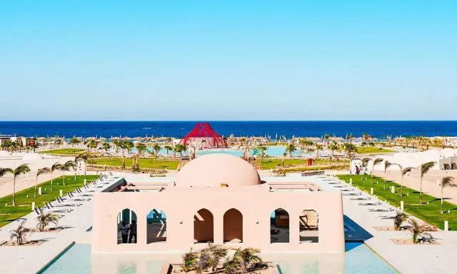 Piękny resort Sentido Reef Oasis Suakin z basenami, palmami i widokiem na turkusowe morze.