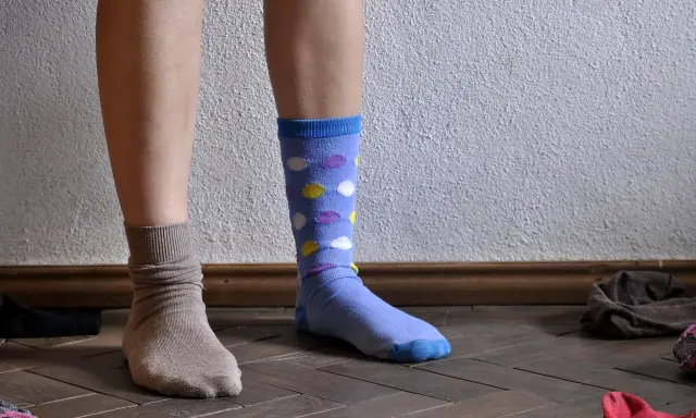 Jakie skarpetki do jasnych spodni? Jedna beżowa, druga w kolorowe kropki. Wybór należy do Ciebie!