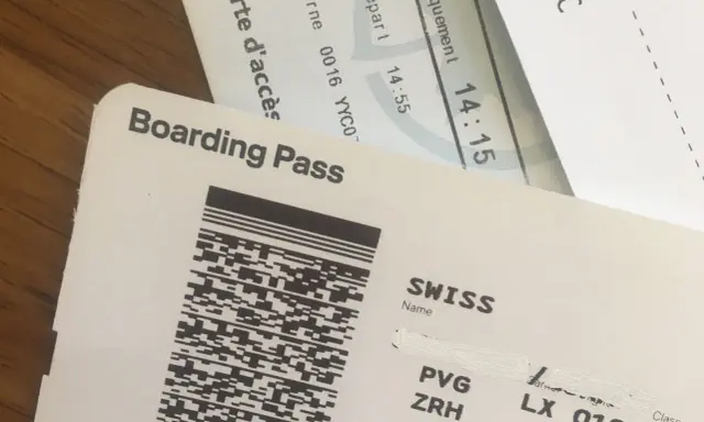Bilet lotniczy SWISS z kodem kreskowym. Czy na bilecie lotniczym muszą być dwa imiona? Ten bilet zawiera tylko jedno imię.